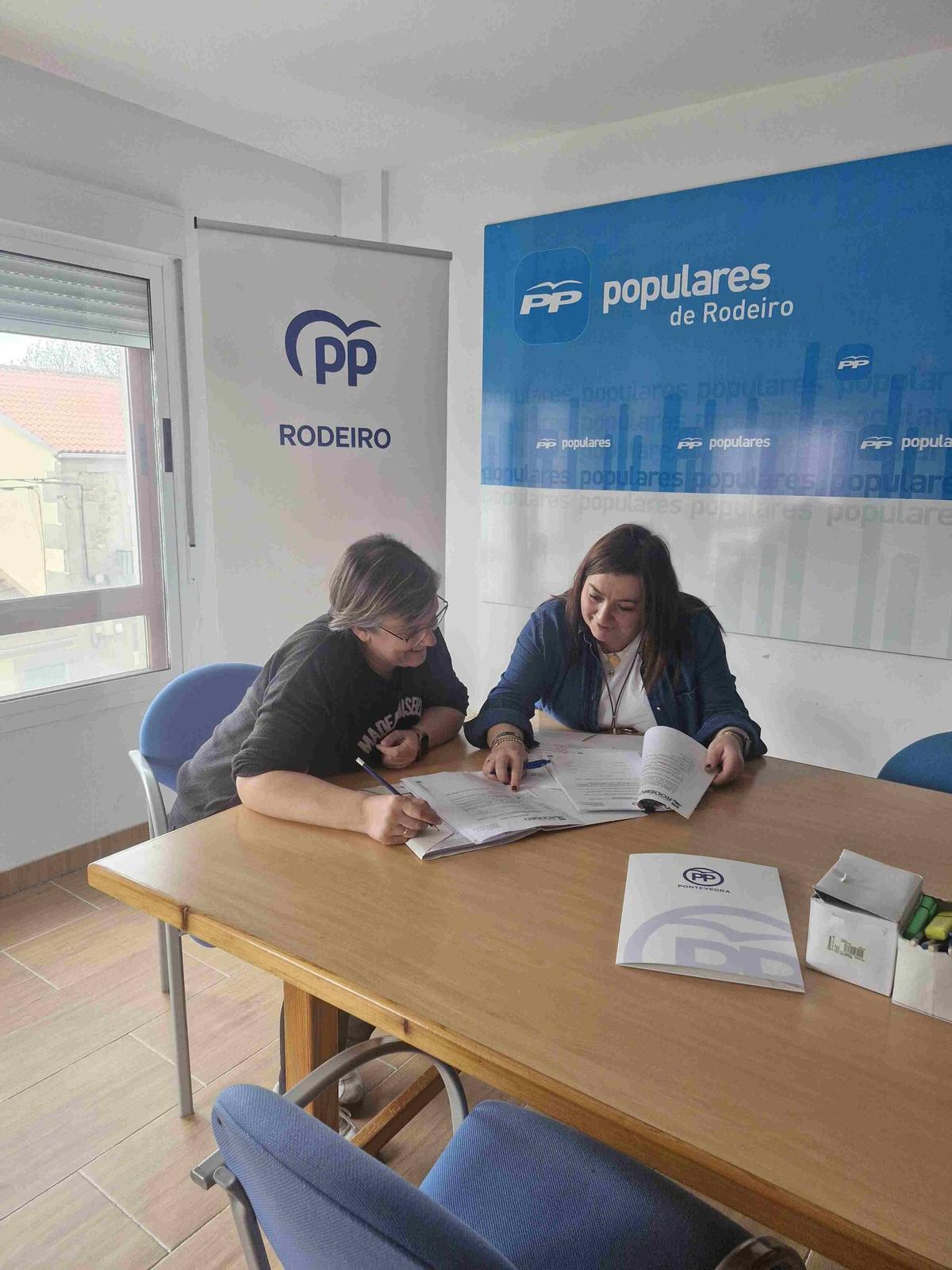 Cati Somoza revisa el documento económico en la sede del PP.