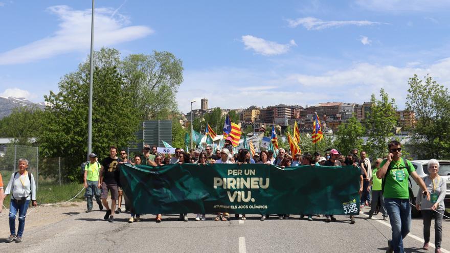 Milers de persones participen a Puigcerdà en una manifestació &quot;històrica&quot; en contra dels Jocs d&#039;hivern