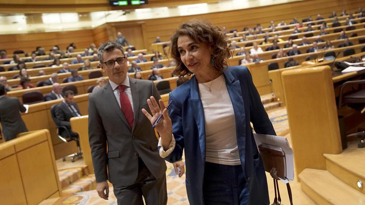 María Jesús Montero y Félix Bolaños durante la sesión de control al Gobierno en el Senado.