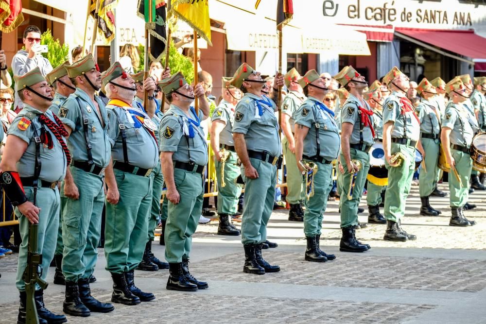 Multitud de público arropó la procesión organizada por la Hermandad del Calvario de Elda, en la que sesenta exlegionarios portaron a hombros el trono.