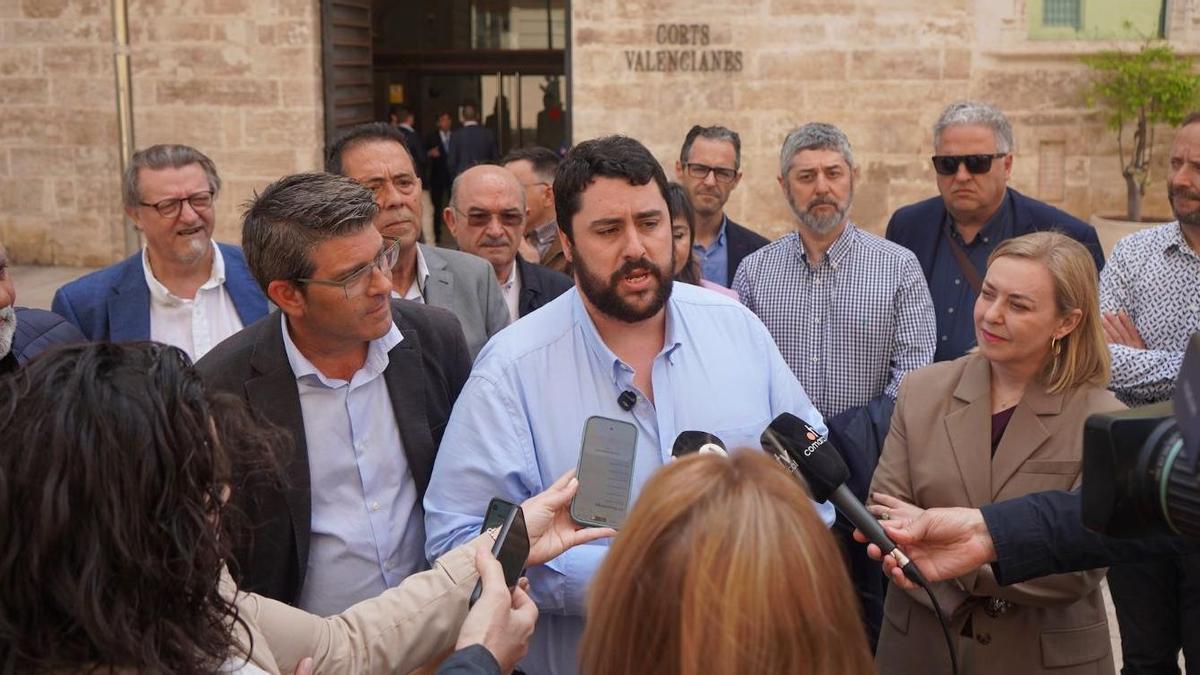 El presidente de Unión Municipalista, David García, junto a otros cargos de la formación a las puertas de Les Corts.