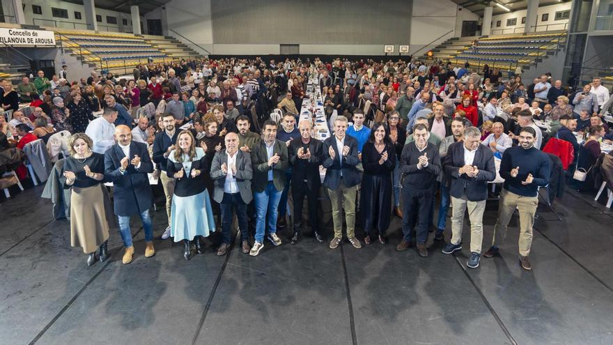 Los dirigentes del partido y los asistentes a la cena navideña, en Vilanova.