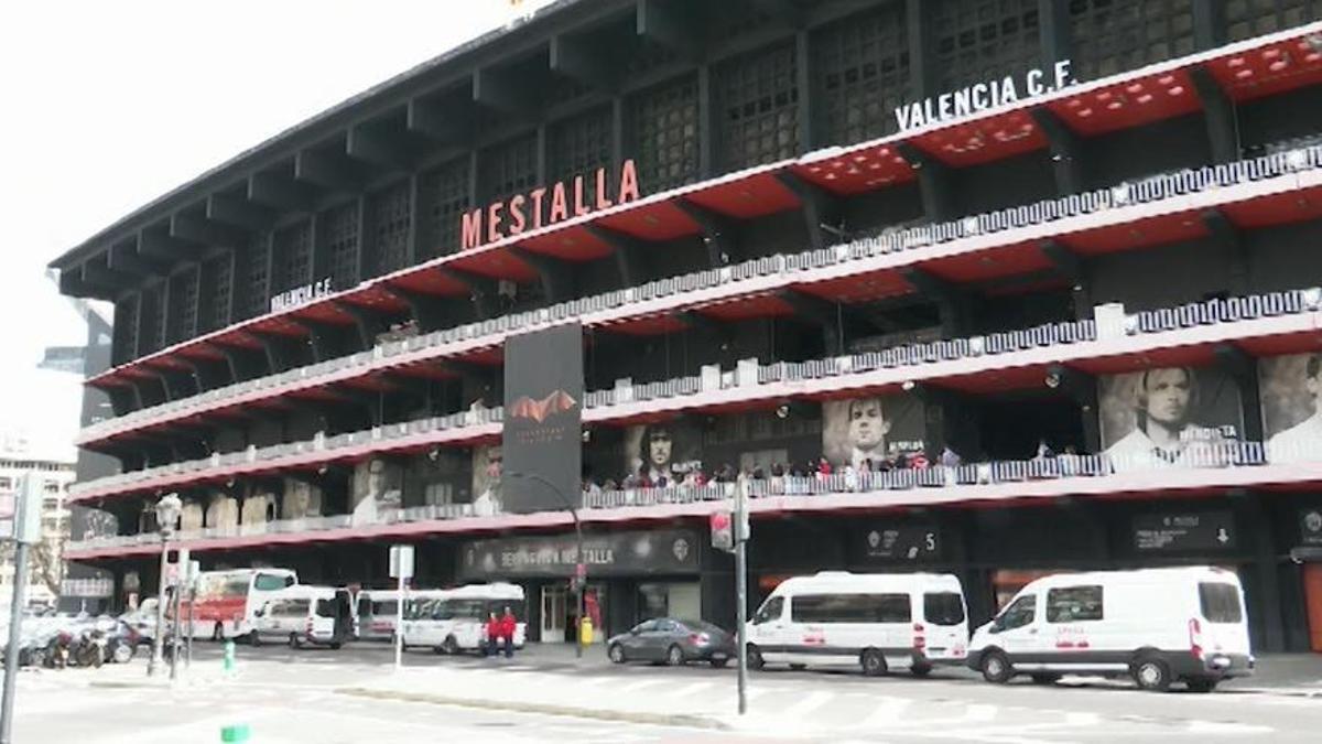 El viento ha roto una de la lonas de Mestalla