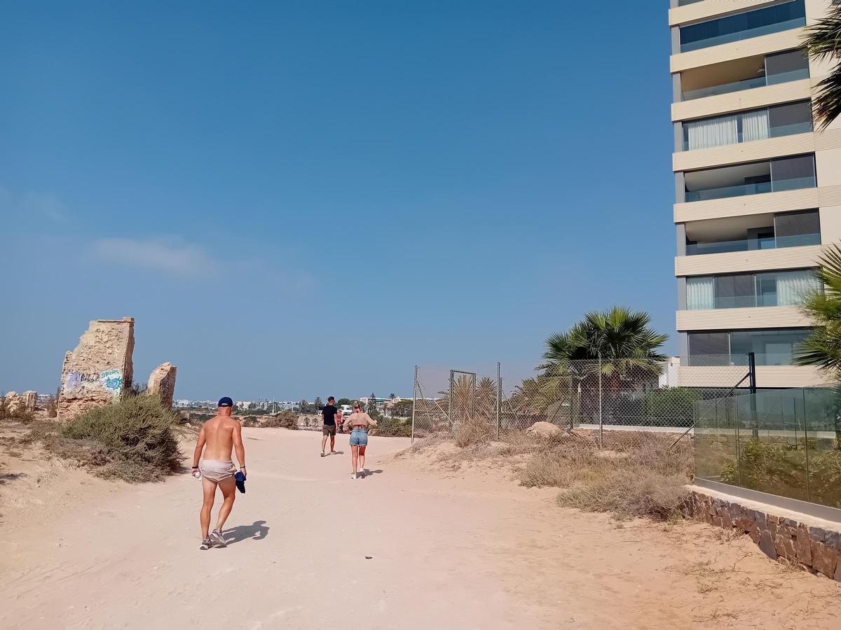 Así están los restos del cuartel de carabineros del siglo XIX y el refugio antiaéreo de la Guerra Civil en Punta Prima