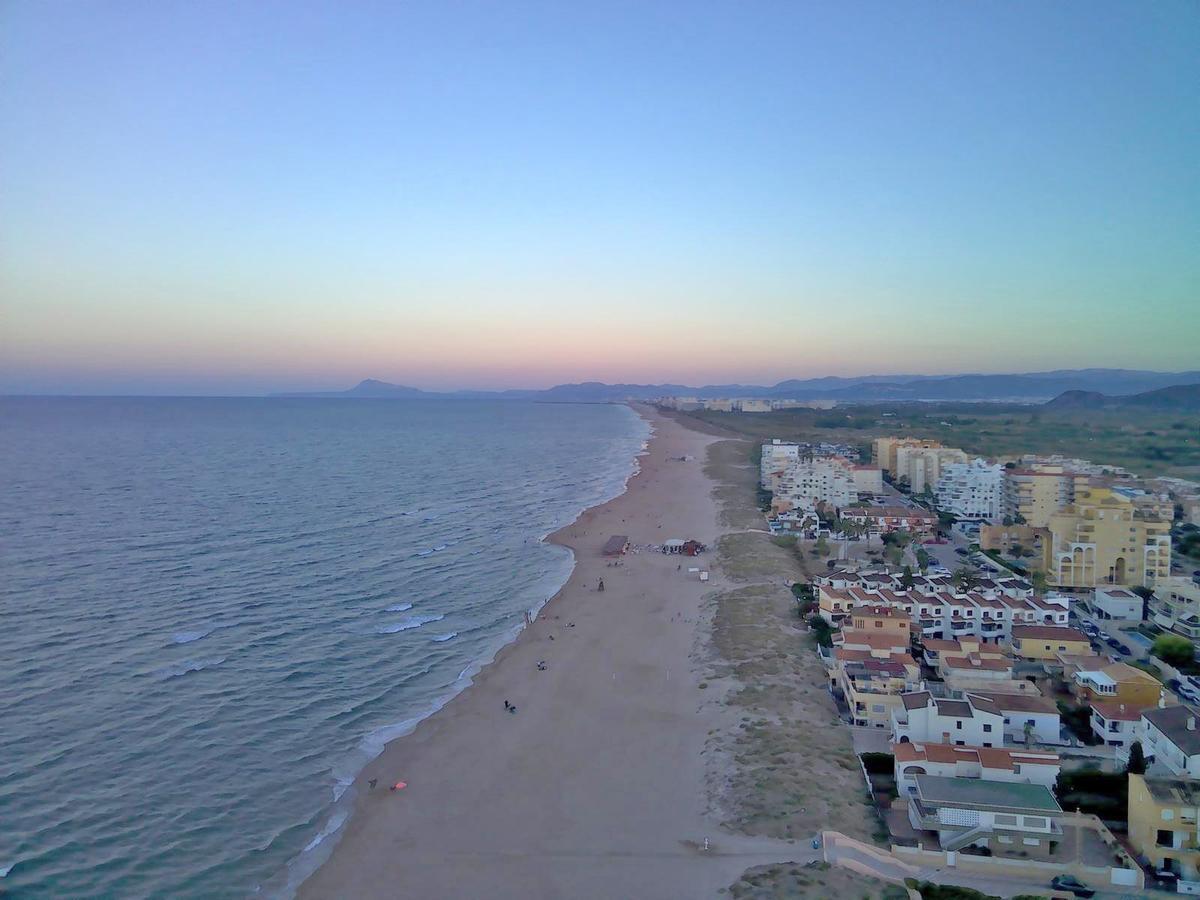 Algunos veraneantes en la playa de Xeraco, en una imagen de archivo.