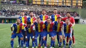 Los jugadores del Andorra forman antes del partido ante el Viladecans.