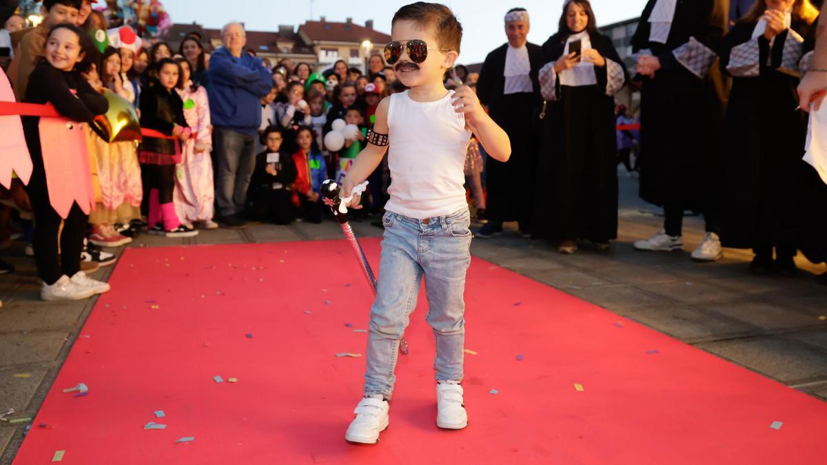 "Queen", los "Angry páxaros" o "Llanera Bros", estrellas carnavaleras en Posada