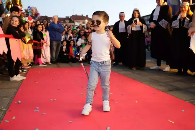 "Queen", los "Angry páxaros" o "Llanera Bros", estrellas carnavaleras en Posada