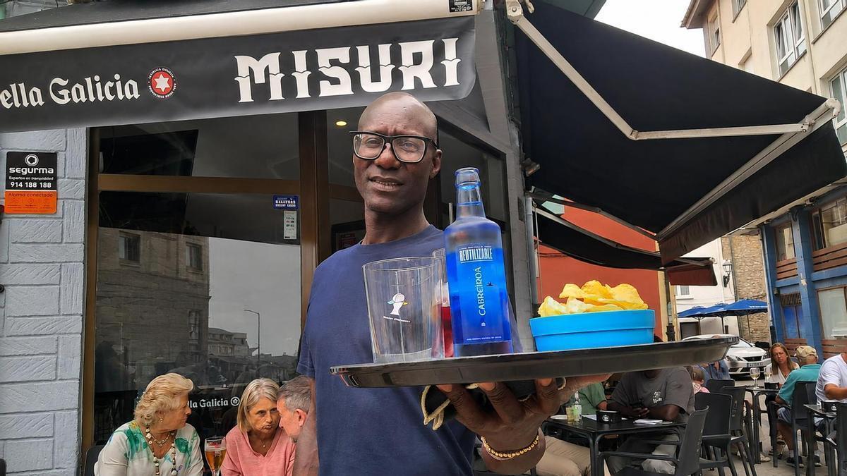 Samba Guene con su bandeja en la entrada del mítico Misuri.
