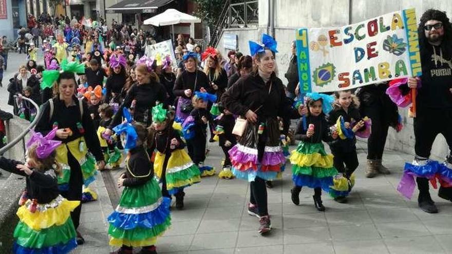 Escolares disfrazados de brasileños.