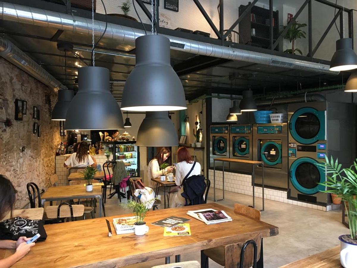 Interior de LaBar-Laundry Bar, que combina las actividades de lavandería y bar en Consell de Cent, 442.