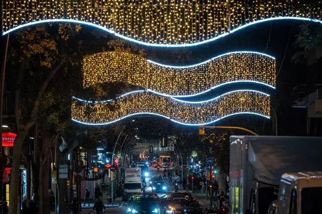 La Navidad 'llega' desacompasada: las luces se encienden con una semana de diferencia en ciudades del área de Barcelona