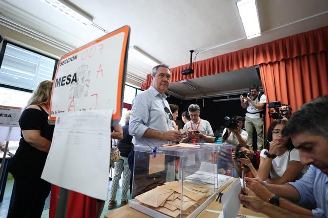 El secretario general del PSOE-A, Juan Espadas, vota en el colegio Calvo Sotelo de Sevilla en las elecciones generales del 23 de julio.