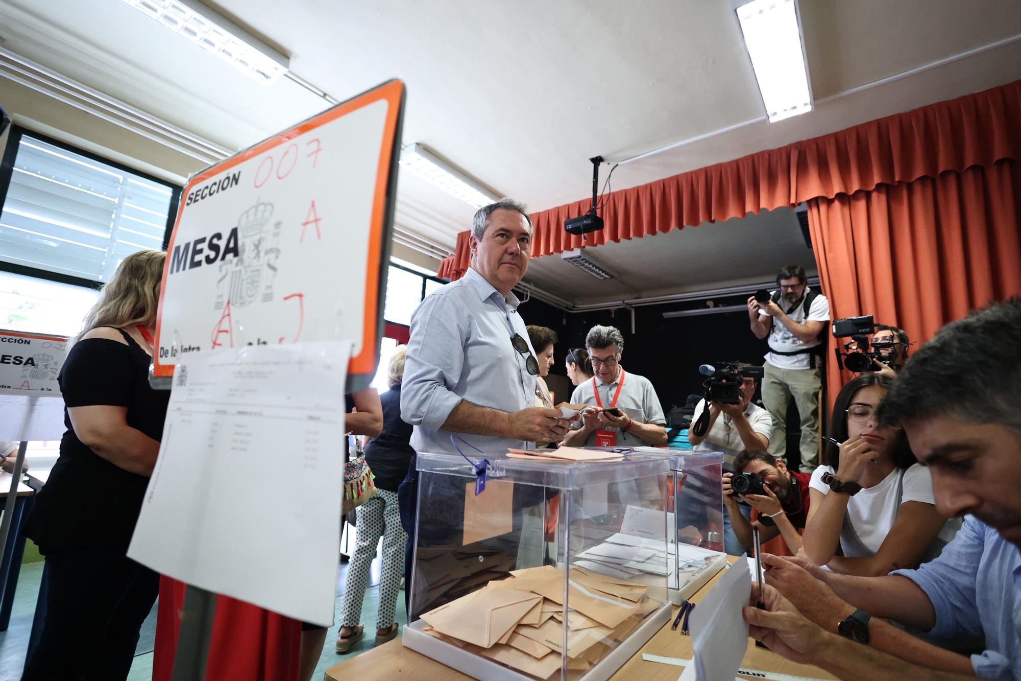 El secretario general del PSOE-A, Juan Espadas, vota en el colegio 'Calvo Sotelo' de Sevilla en las elecciones generales del 23 de julio.