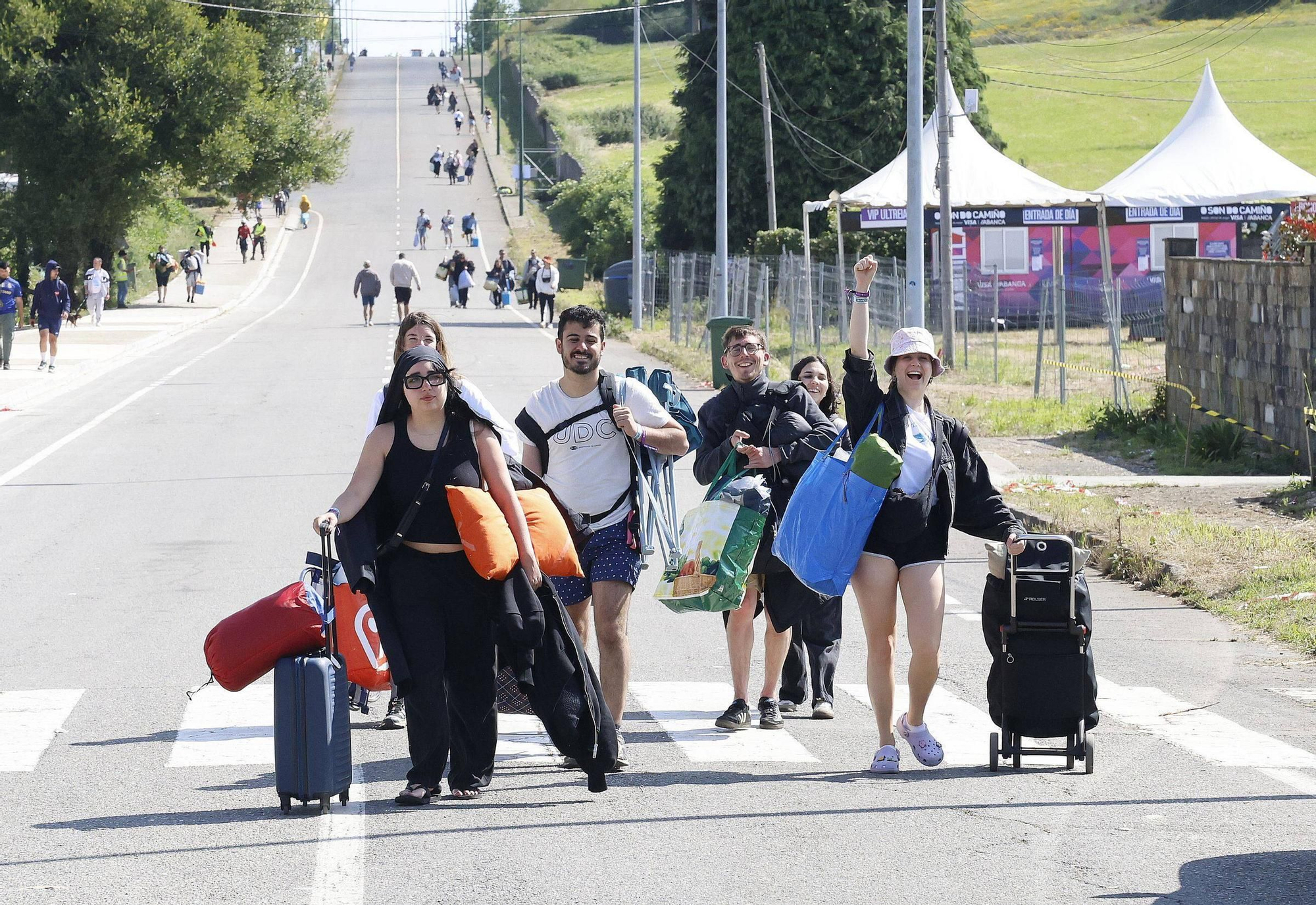 Vuelta a la realidad, paso a paso y mochila a cuestas: los campistas abandonan el Monte do Gozo