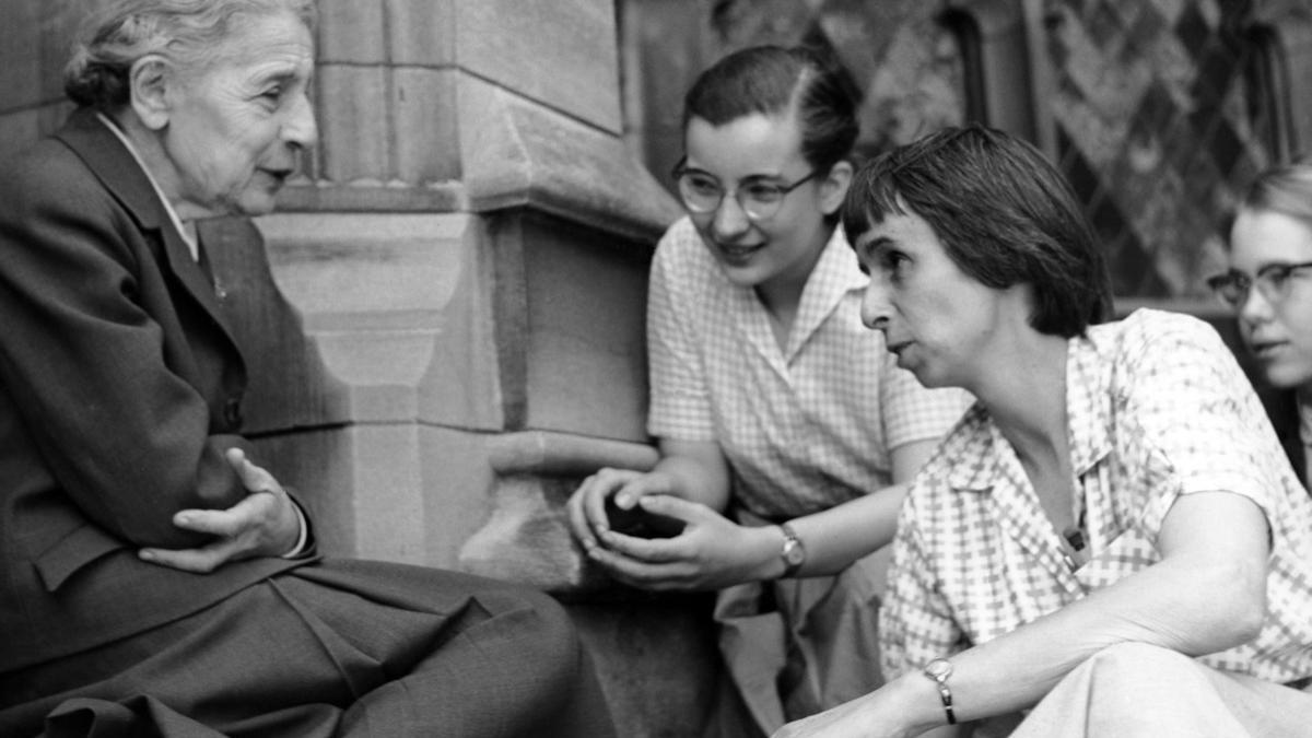 La científica Lise Meitner conversa con dos estudiantes en la universidad de Bryn Mawr College, en 1959.