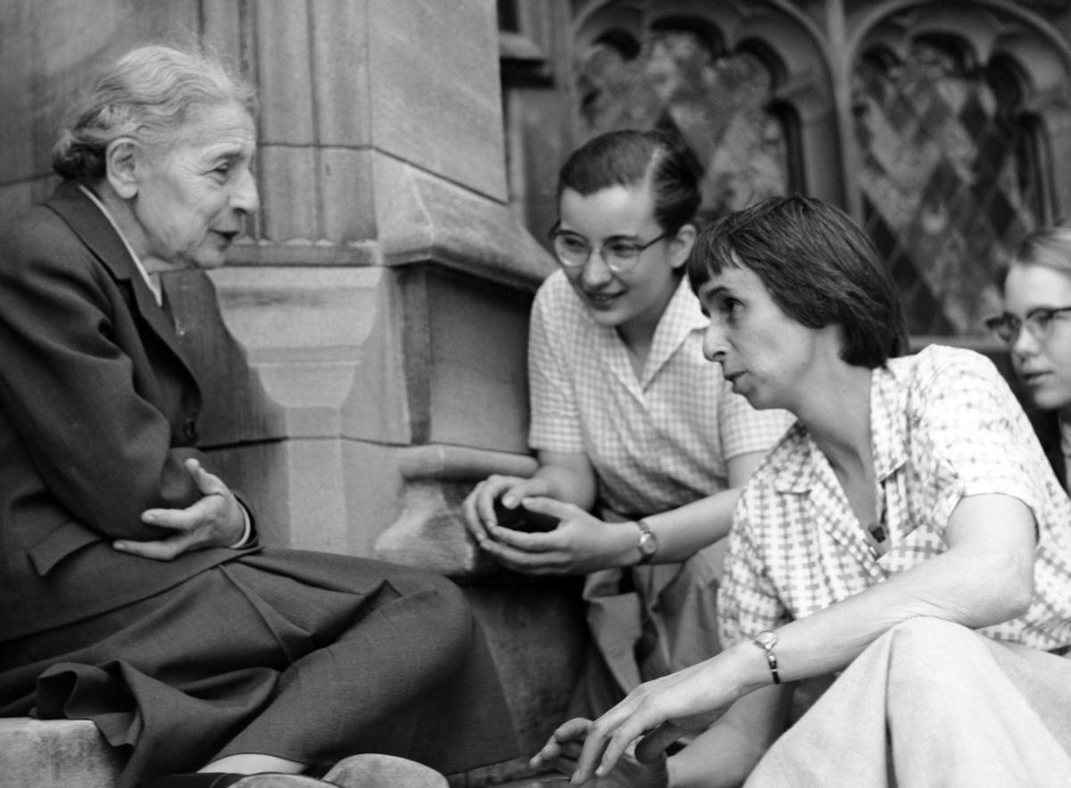La científica Lise Meitner conversa con dos estudiantes en la universidad de Bryn Mawr College, en 1959.