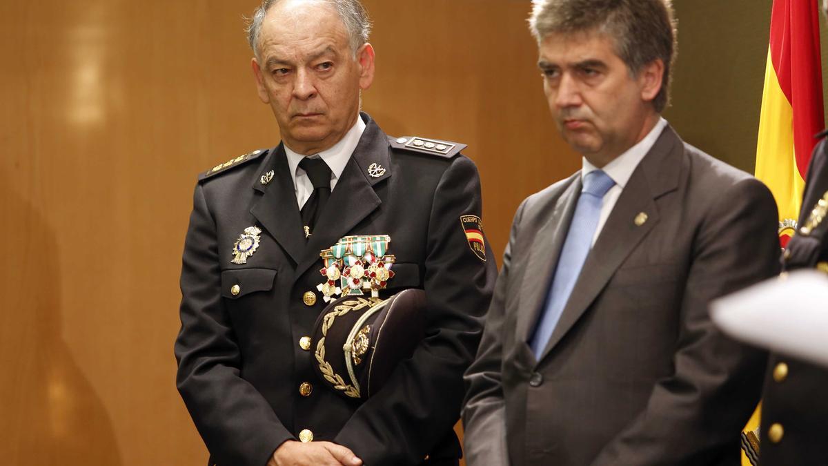 El comisario Eugenio Pino y el director general de la Policía, Ignacio Cosidó, en 2013 Agustín Catalán