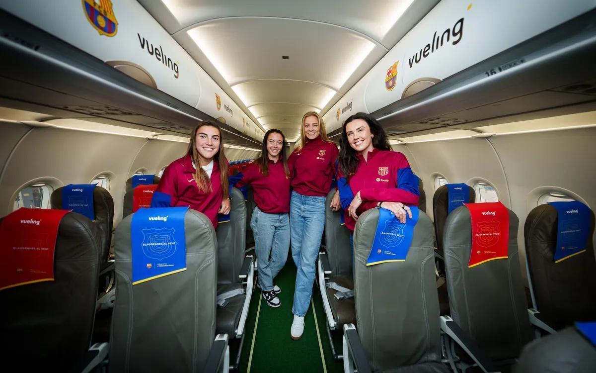 Las jugadoras del Barça femenino posan en el avión con el que Vueling las promociona.