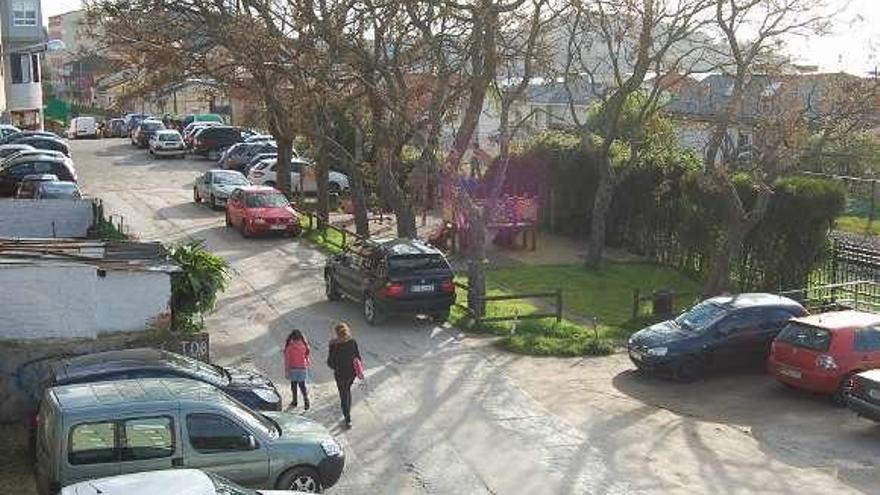 El parque infantil que se retirará para ampliar el aparcamiento en el espacio trasero de la alameda de Chapela. // FdV