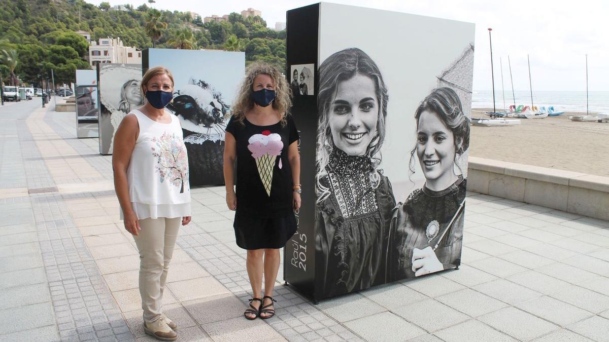 La alcaldesa, Susana Marqués, ha visitado junto a la concejala de Turismo, Cristina Fernández, la muestra de fotografía ubicada en el paseo Pilar Coloma.