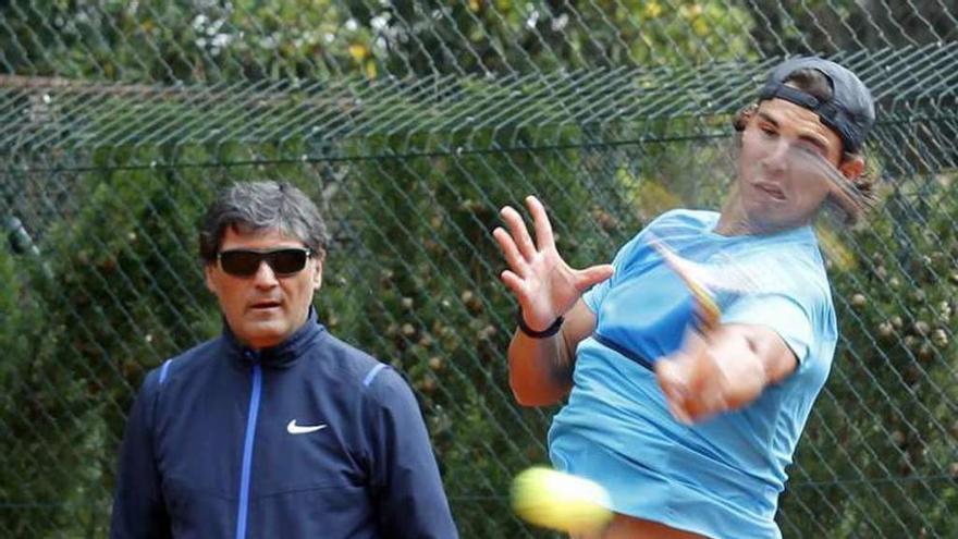 Toni Nadal dirige en un entrenamiento a su sobrino Rafa. // Reuters