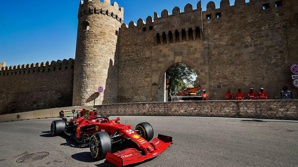 Carlos Sainz, a los mandos de su Ferrari, durante la clasifcación en el Gran Premio de Bakú. // AFP