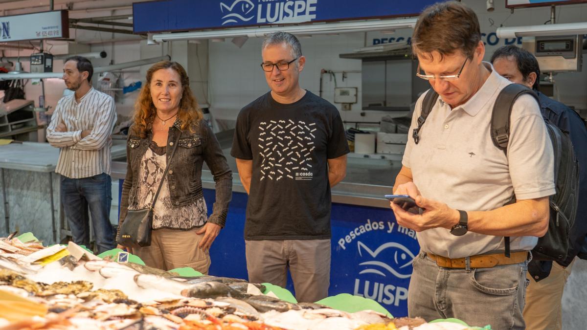 Osterholt mira el género de una parada de pescado del Mercat Central