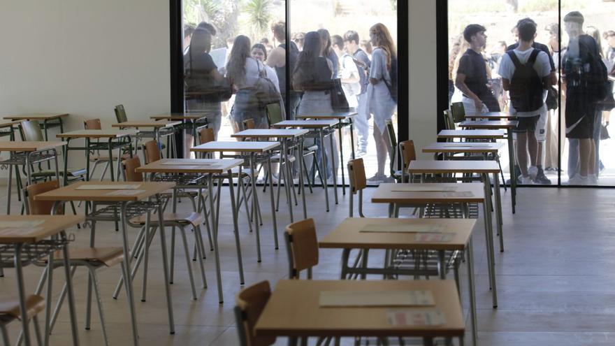 Alumnos de Ibiza esperan para entrar en las pruebas de Selectividad. | JUAN A. RIERA