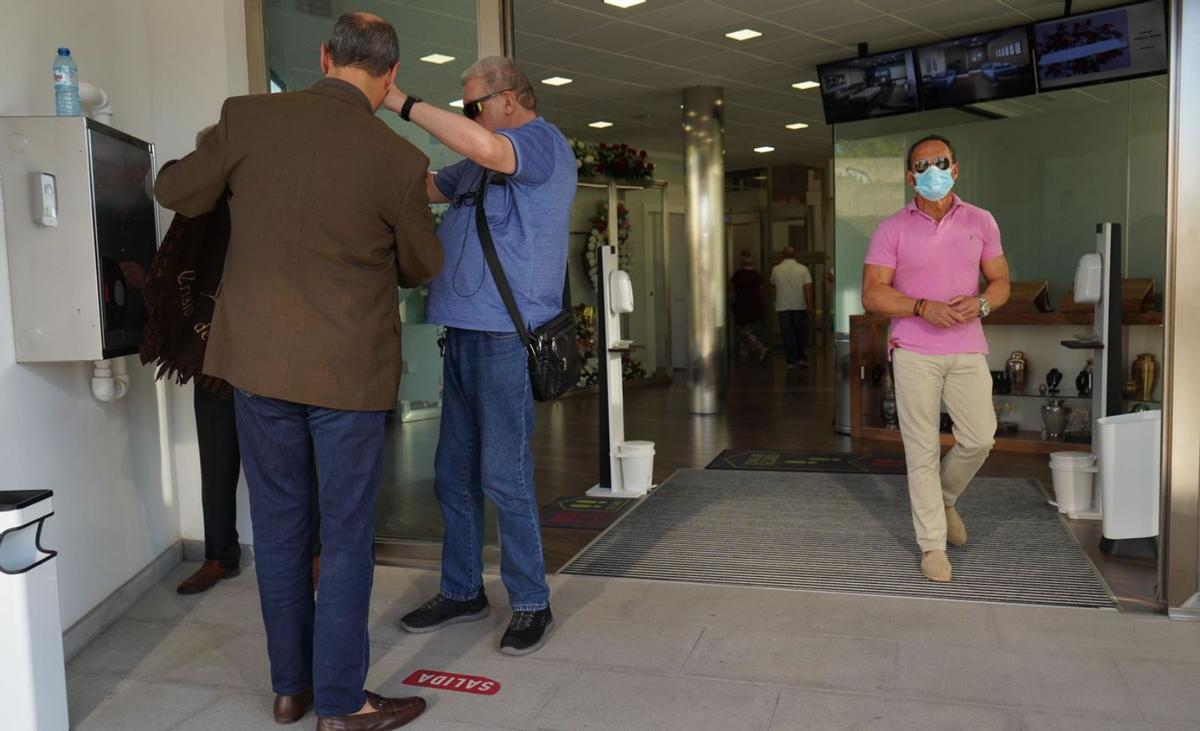 Hermanos de Las Capas preparan la pendonilla funeraria de la hermandad. | Jose Luis Fernández