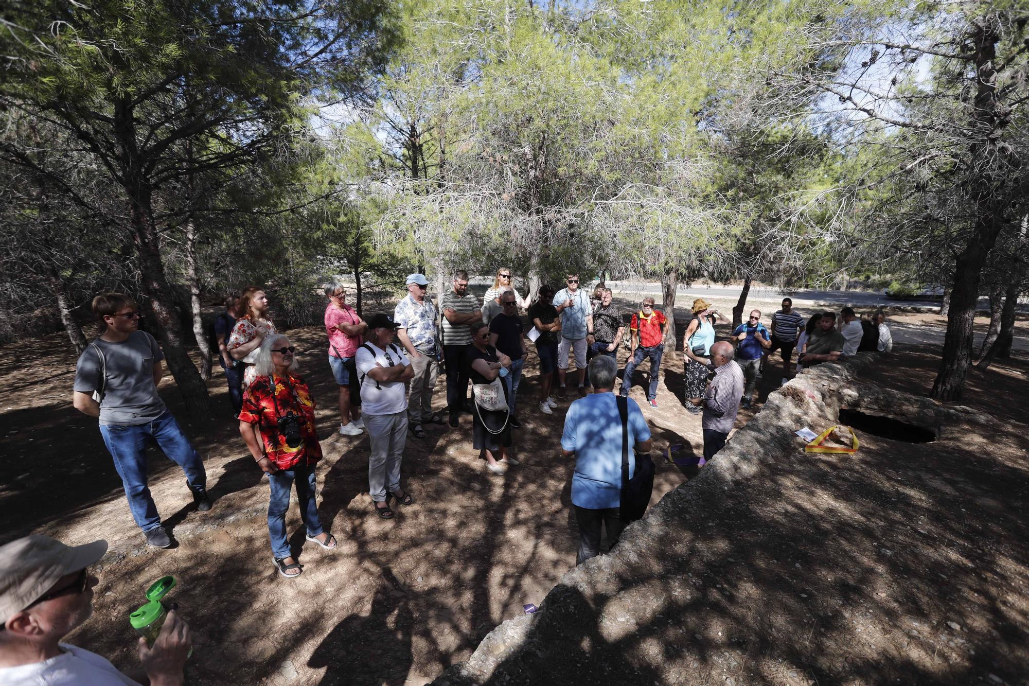 Un grupo de sindicalistas noruegos visitan las fosas de la Guerra Civil en Paterna