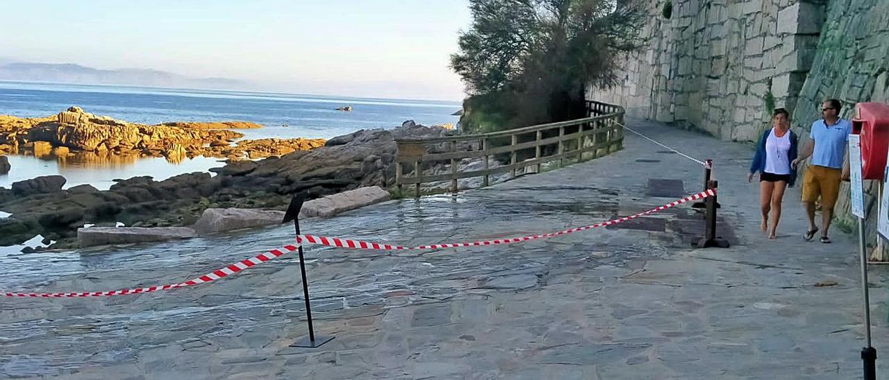 El último vertido en el bombeo junto al muelle que conduce los residuos de la zona de Curro. |   // FDV