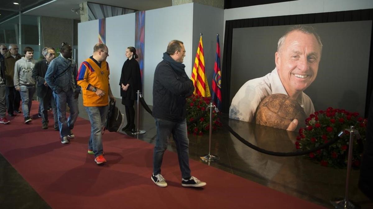 Aficionados rinden el último homenaje a Cruyff en el Camp Nou.