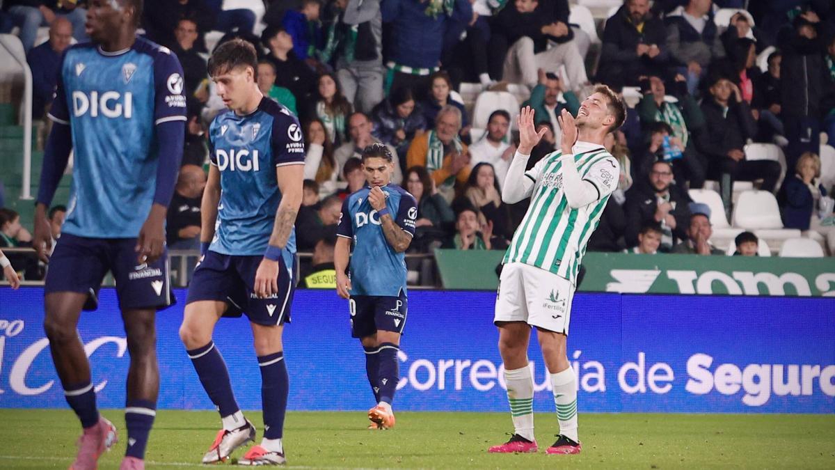 Pedro Ortiz se lamenta durante el encuentro en El Arcángel ante el Cádiz, última derrota como local del Córdoba CF en el 2025.