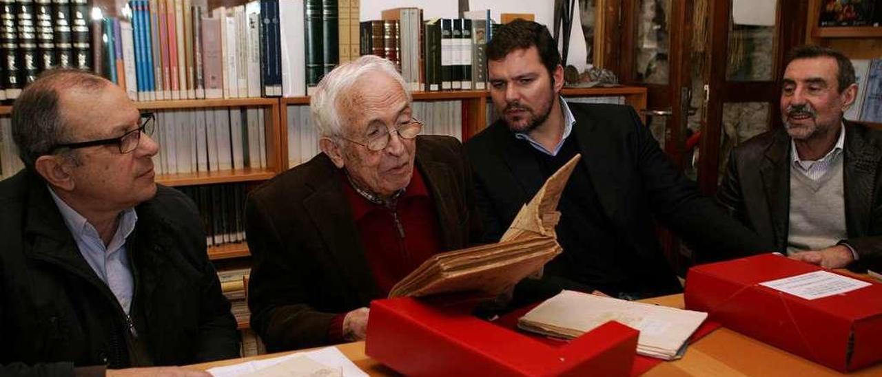 Neira Vilas, junto a Luis Reimóndez (izq), el alcalde y Juan Andrés Fernández (d) // Bernabé/Javier Lalín