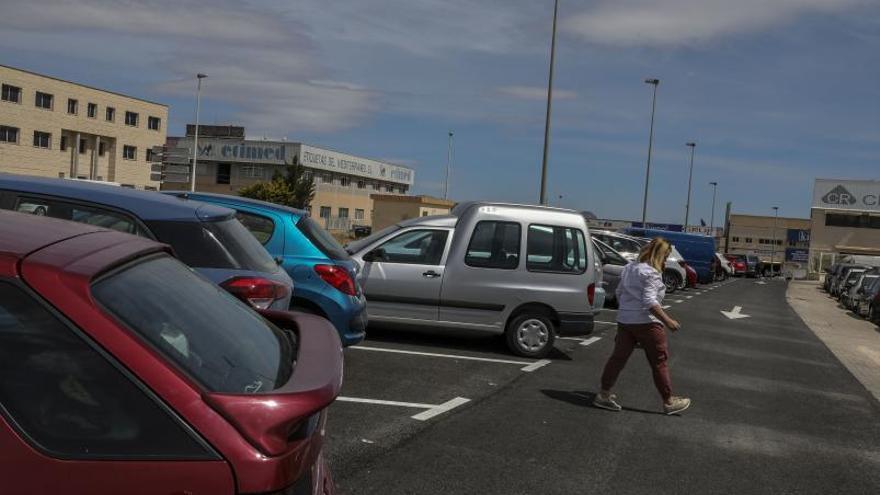 La nueva zona de aparcamientos habilitada, casi al completo. | ANTONIO AMORÓS