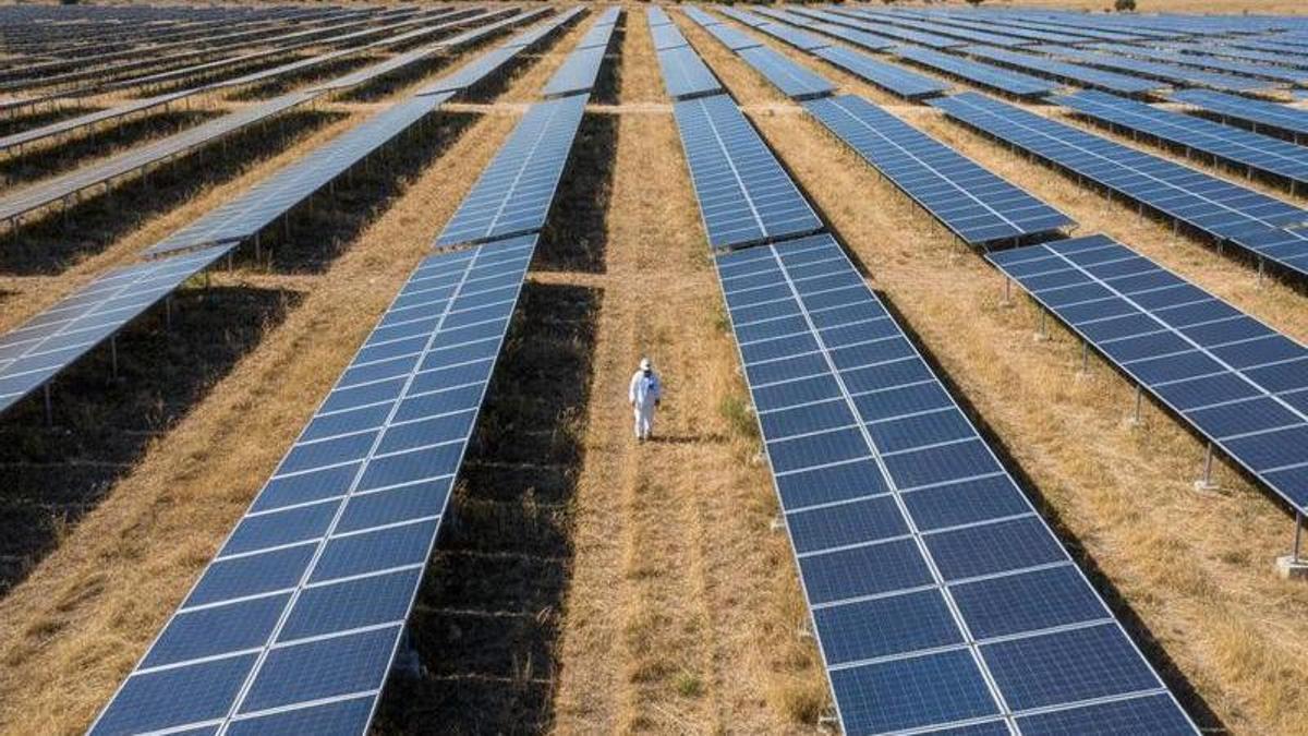 Planta fotovoltaica Arco I, en construcción junto a Cáceres.