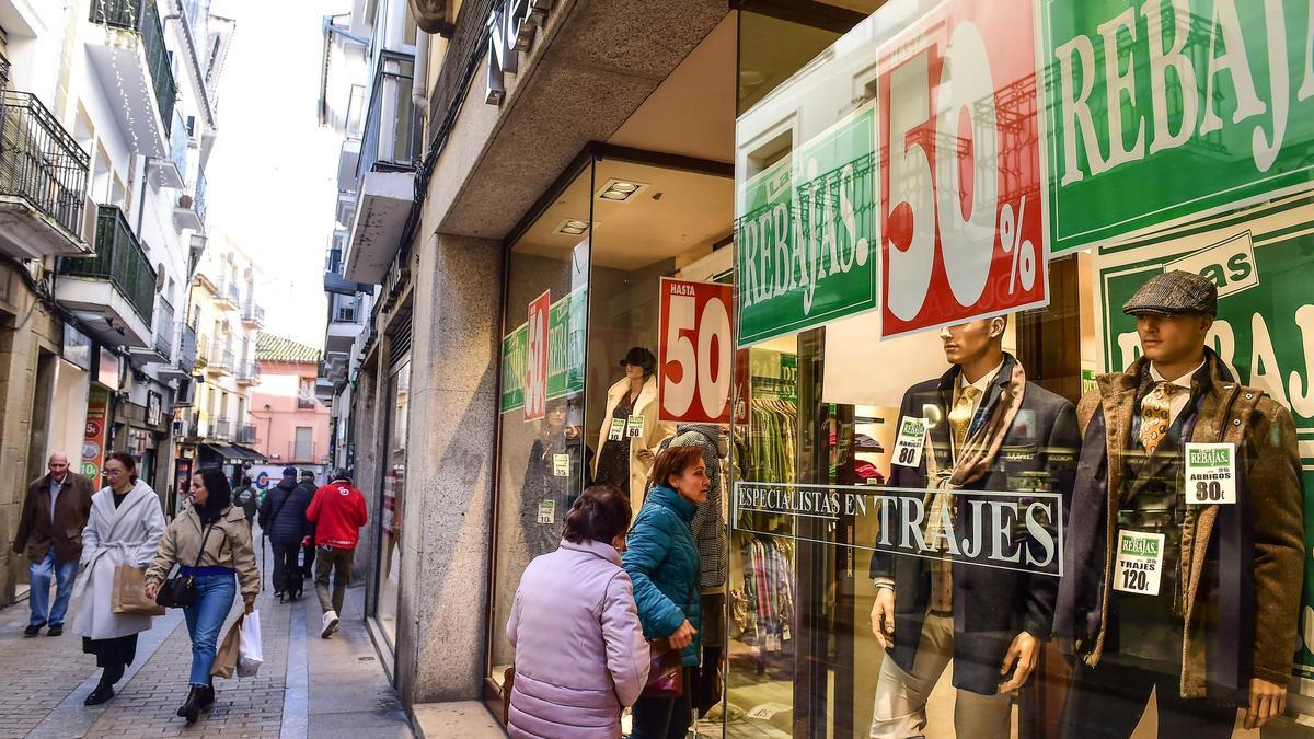 Inicio de las rebajas en Plasencia.