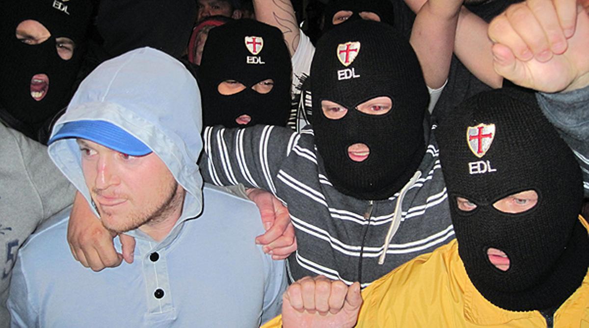 Seguidors del grup ultradretà Lliga de Defensa Anglesa es van enfrontar dimecres a la nit a la policia, a Woolwich.