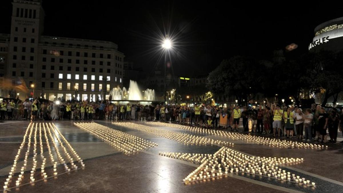 Imagen de la estelada realizada con velas, anoche, en la plaza de Catalunya.