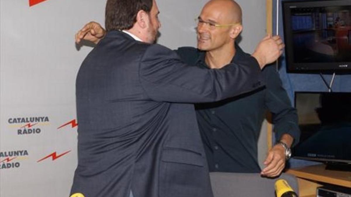 Junqueras y Romeva se saludan, ayer, en los estudios de Catalunya Ràdio.