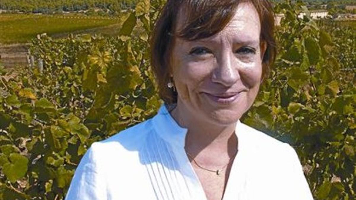 Gisela Pou, la autora de 'El silencio de las viñas', posa en un campo de vides de Sant Sadurní d'Anoia.