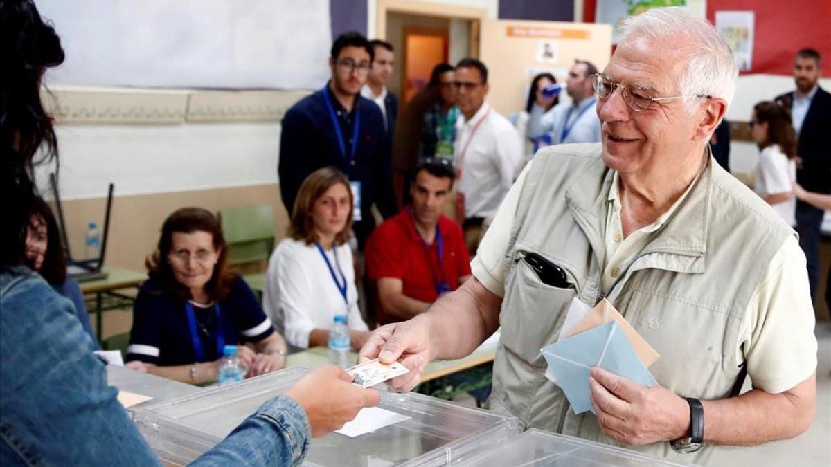 Josep Borrell vota en un colegio electoral de Valdemorillo, Madrid