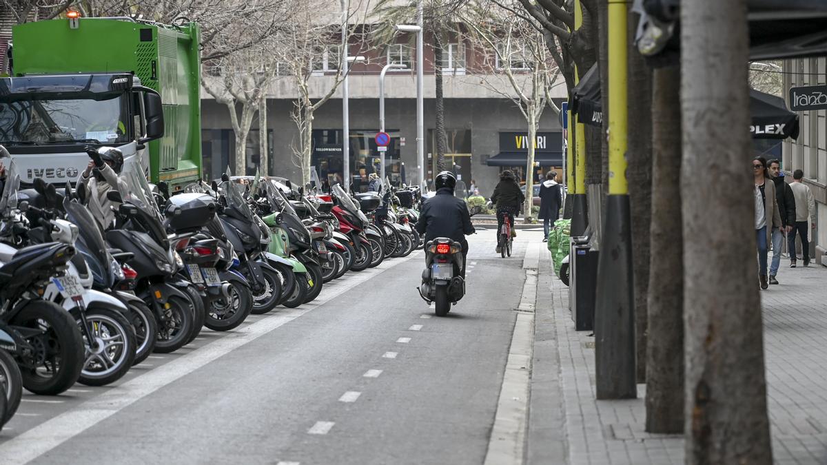 El incivismo en el carril bici de Tuset tensa la seguridad vial de bicicletas y motos
