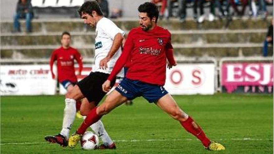 Carlos lluita per la pilota en una acció del partit disputat ahir contra el Vilafranca.