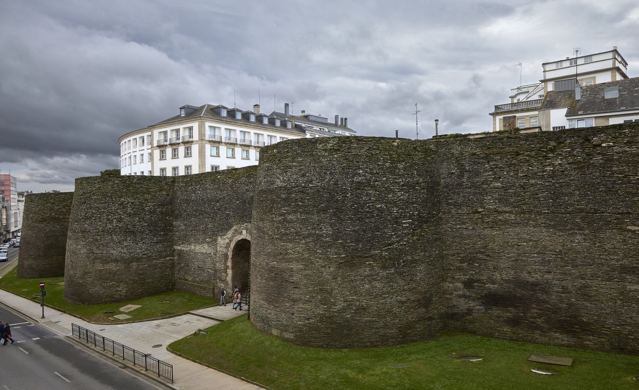La muralla, construida durante el siglo III d.C., fue obra del ingeniero Vitruvio