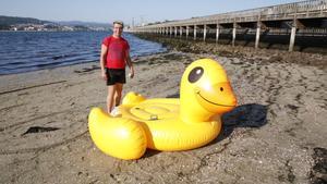 Rafael, uno de los protagonistas de la peripecia, poco después de alcanzar la playa de Lourizán con su pato hinchable. 