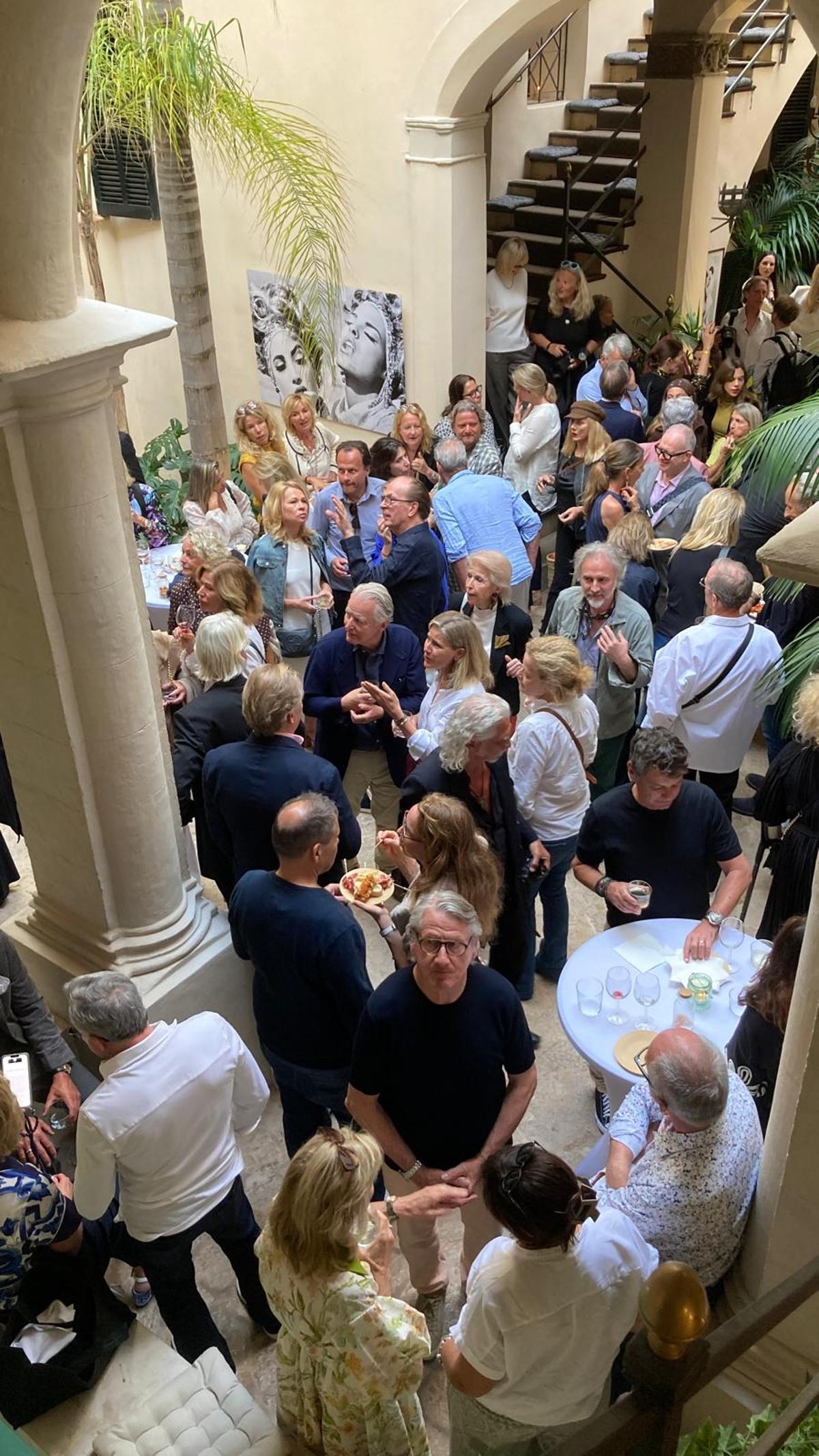 Gut besucht: die Vernissage mit Bildern von Ellen von Unwerth im Stadtpalast der Jacobys.