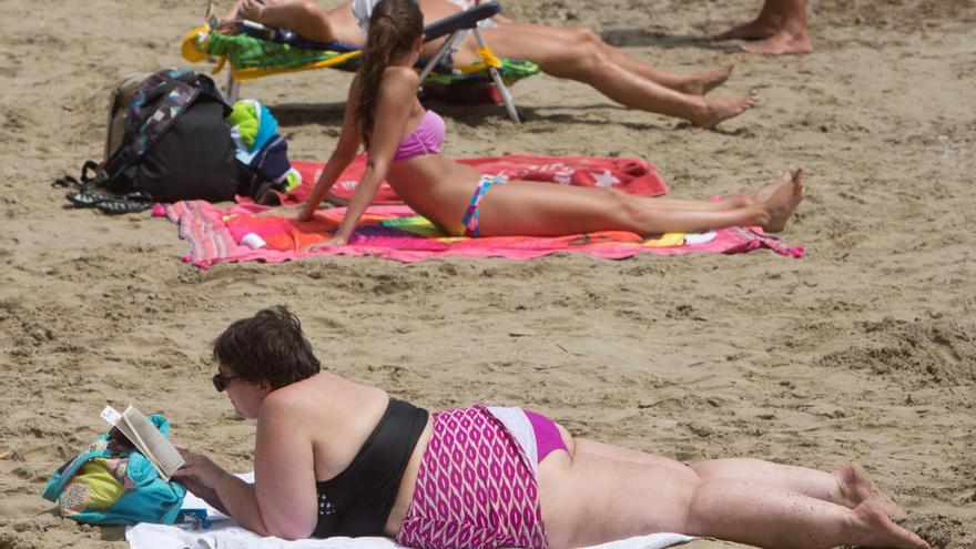 Bañistas en la playa del Postiguet