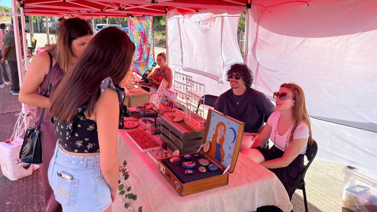 Uno de los puestos en el mercado de artesanía de Carbajosa.